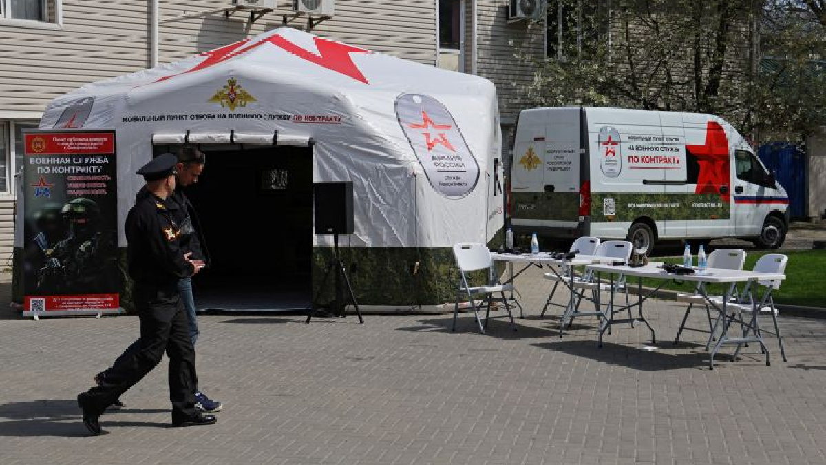 Окупанти у Криму відкрили мобільні пункти набору контрактників до російської армії 