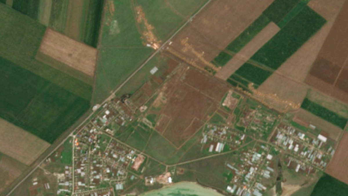 Росія вивезла військову техніку з бази на півночі Криму: це підтвердили нові супутникові знімки