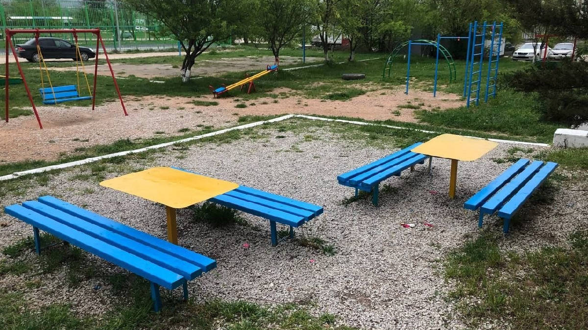 У Бахчисараї пофарбували лави та дитячий майданчик у кольори прапора України