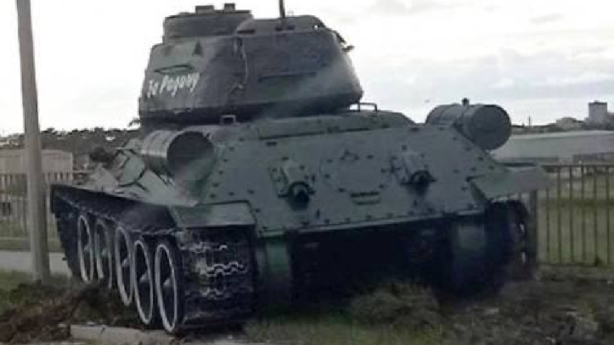 Повертався після виставки на 9 травня: у Криму російський танк застряг на узбіччі