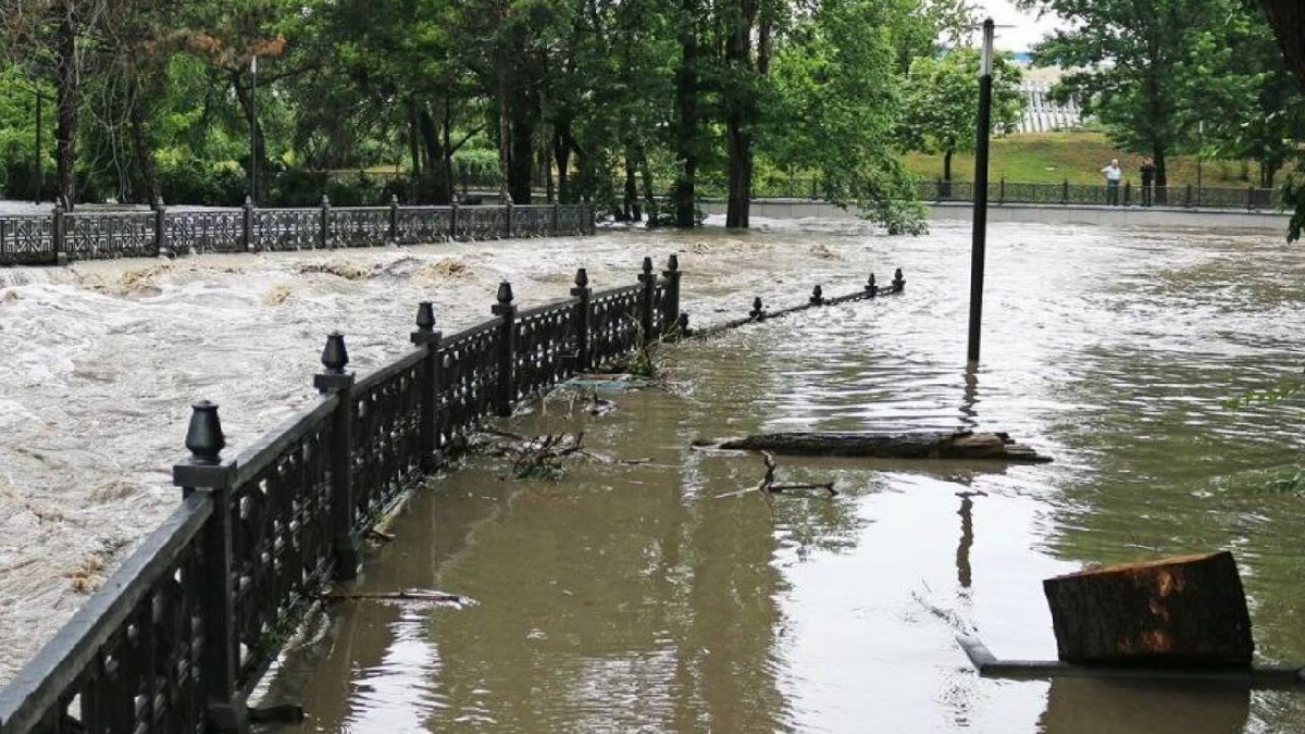 У Криму оголошено «штормове»: на річці Салгір рівень води може піднятися до 2 метрів, підтоплено вулиці та житлові будинки