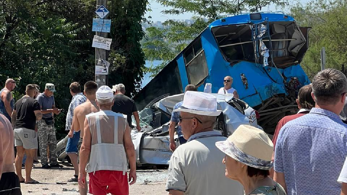 У Севастополі вантажівка врізалася у вісім машин та збила на смерть чоловіка на самокаті