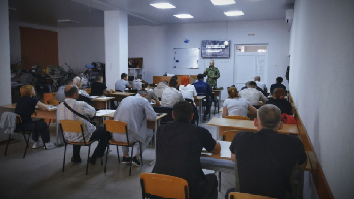 В Євпаторії російські окупанти планують навчати жінок на операторів дронів-камікадзе